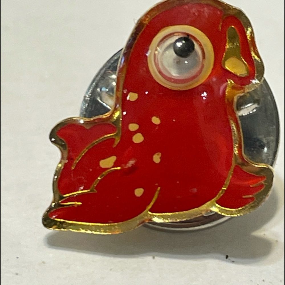 vtg red cardinal Bird Pin Googly eye celluloid pin - Picture 1 of 5